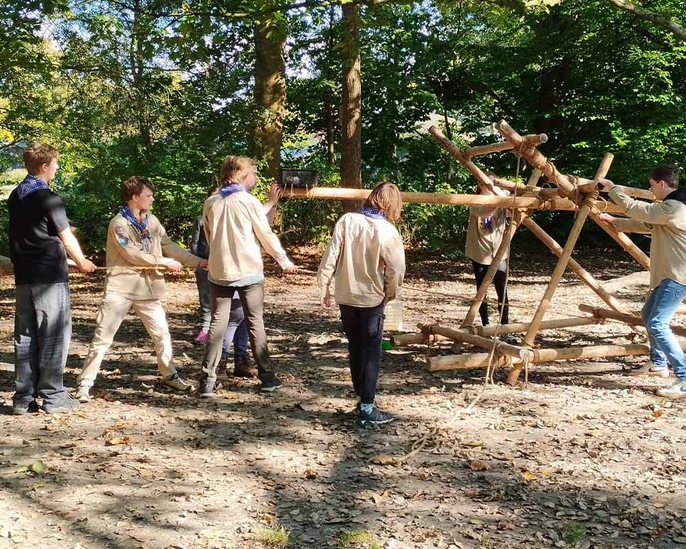 Scouts werken samen aan een opdracht