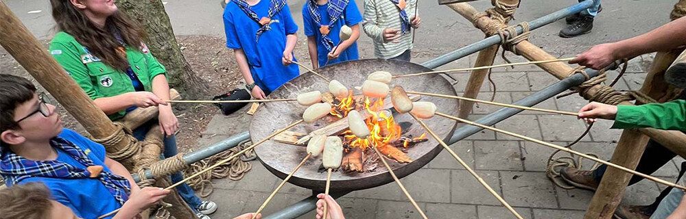 Welpen spelen buiten bij het clubgebouw