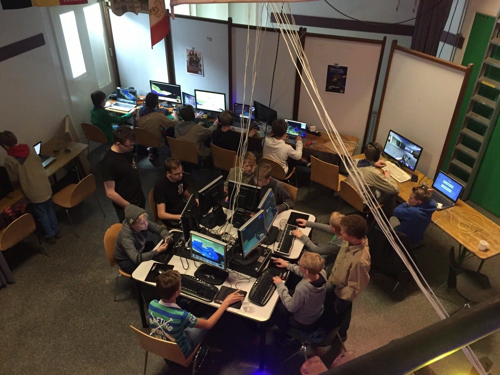 De zaal van het Kruithuis vol opgestelde computers