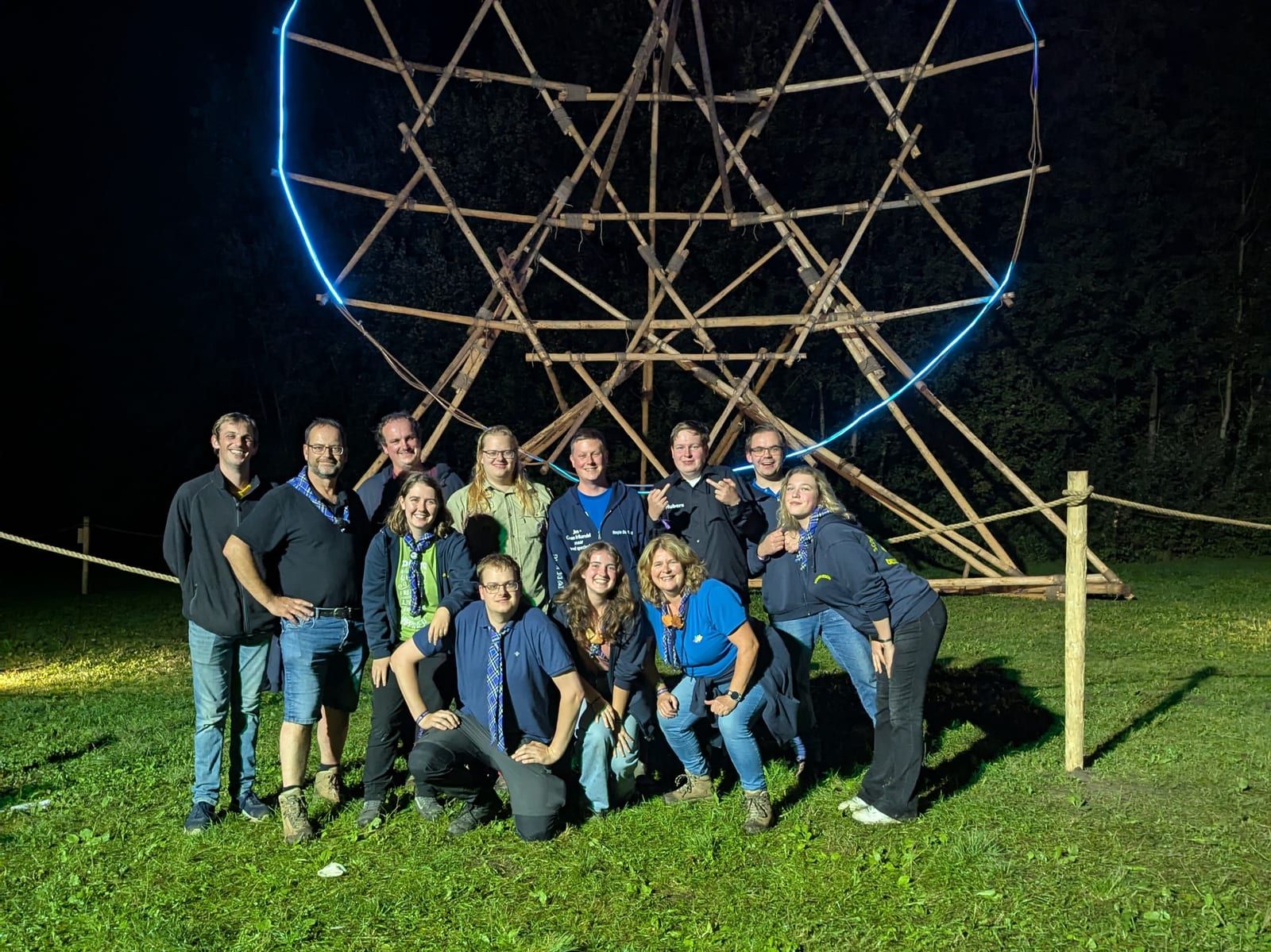 Stamleden voor een verlicht pionierbouwwerk in de avond