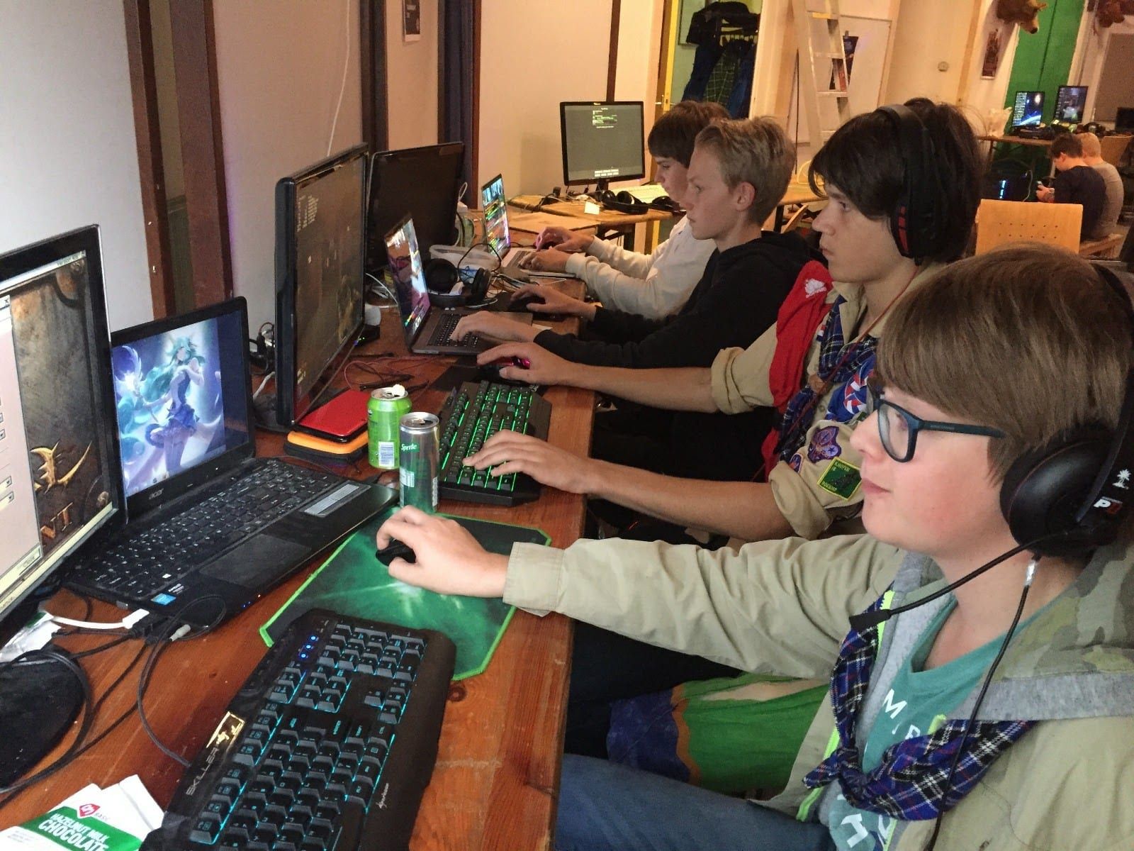 Scouts achter hun scherm met headset op tijdens het gameweekend