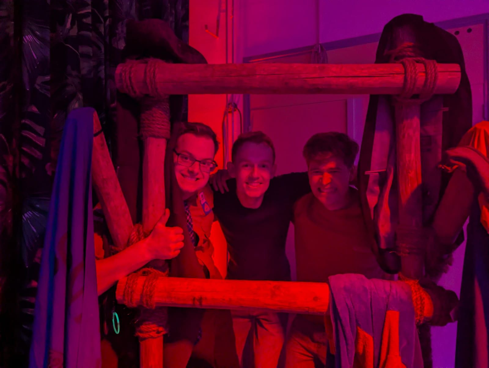 Stamleden op een feest tussen de pionierpalen in gekleurd licht