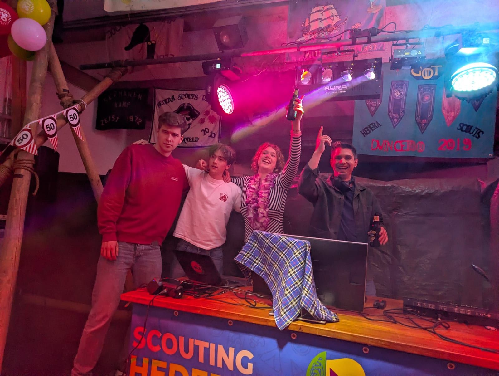 Stamleden achter de dj-booth op een feest