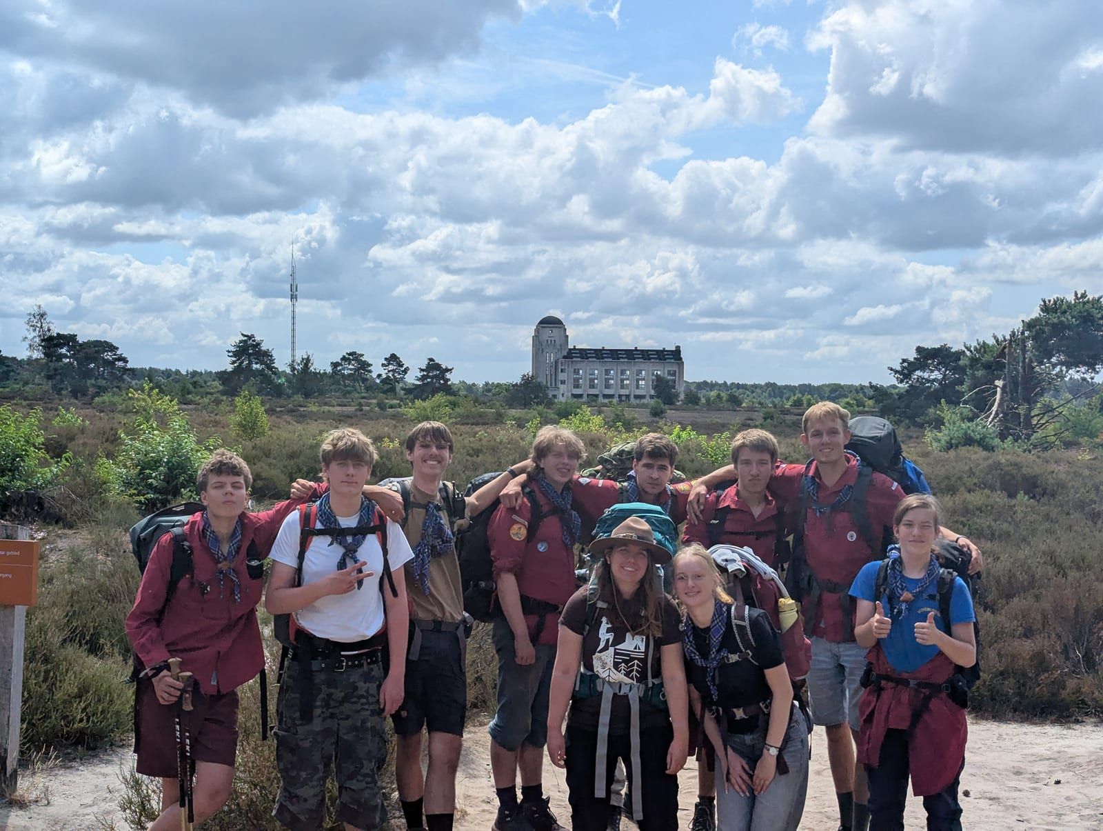 Explorers met bepakking bij elkaar op de heide tijdens een hike