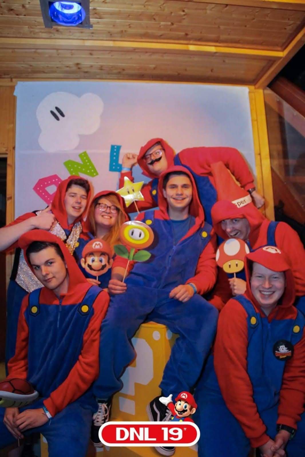 Stamleden verkleed als Mario voor een zelfgebouwd decor