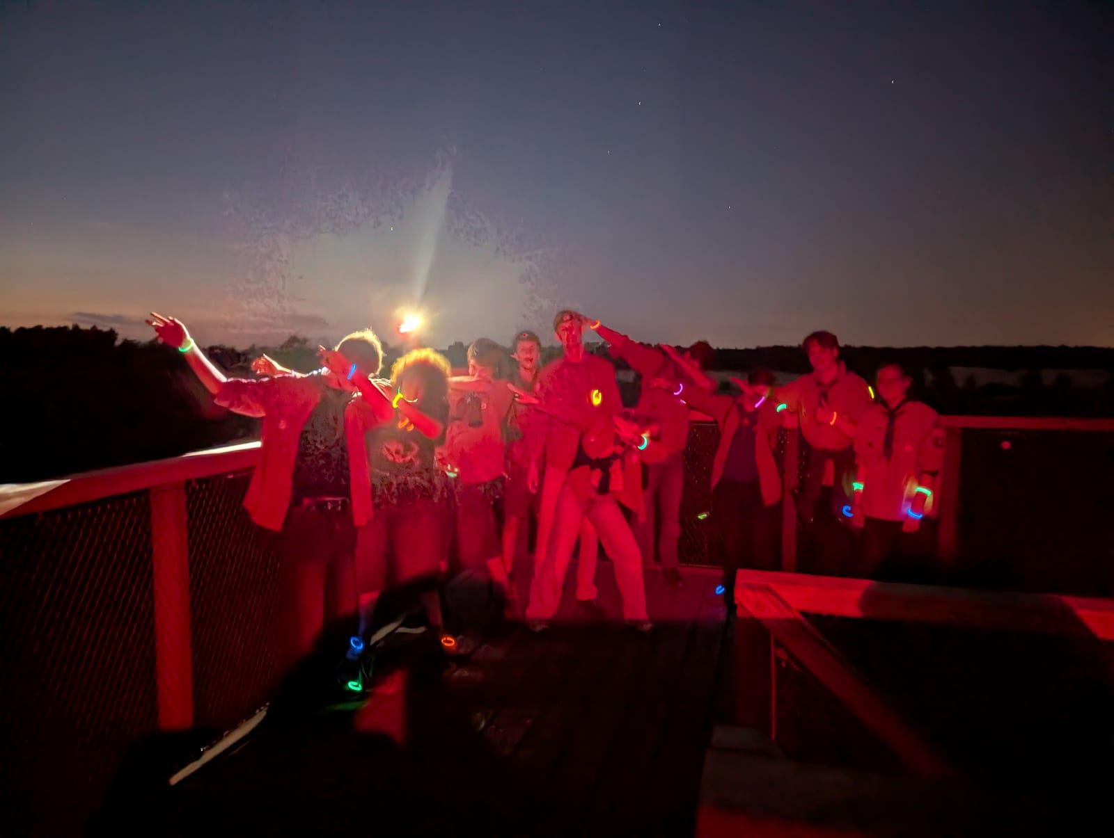 Explorers tijdens het avondprogramma in rood licht