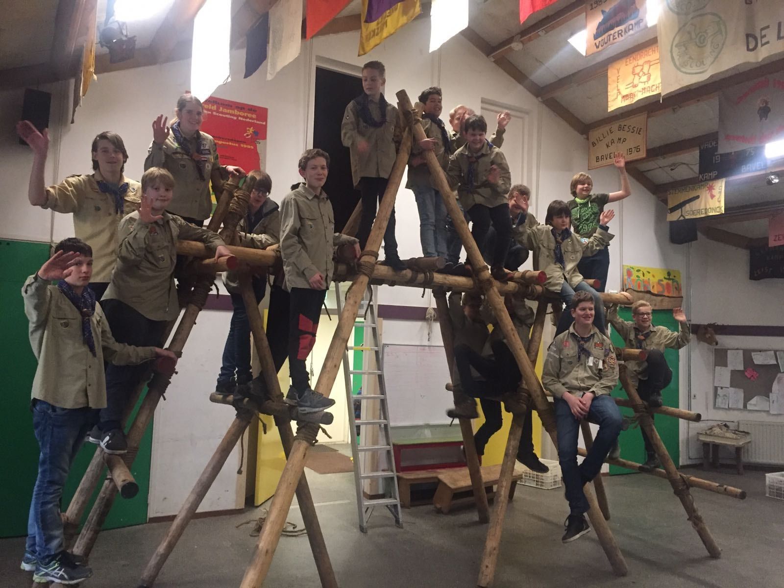 Scouts pionieren binnen in het clubgebouw