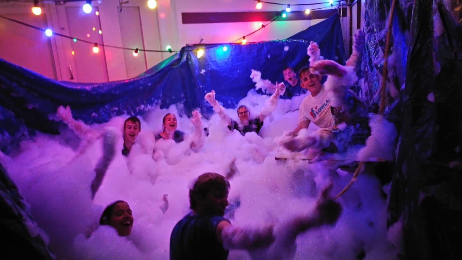 Stamleden in het schuim op een schuimparty