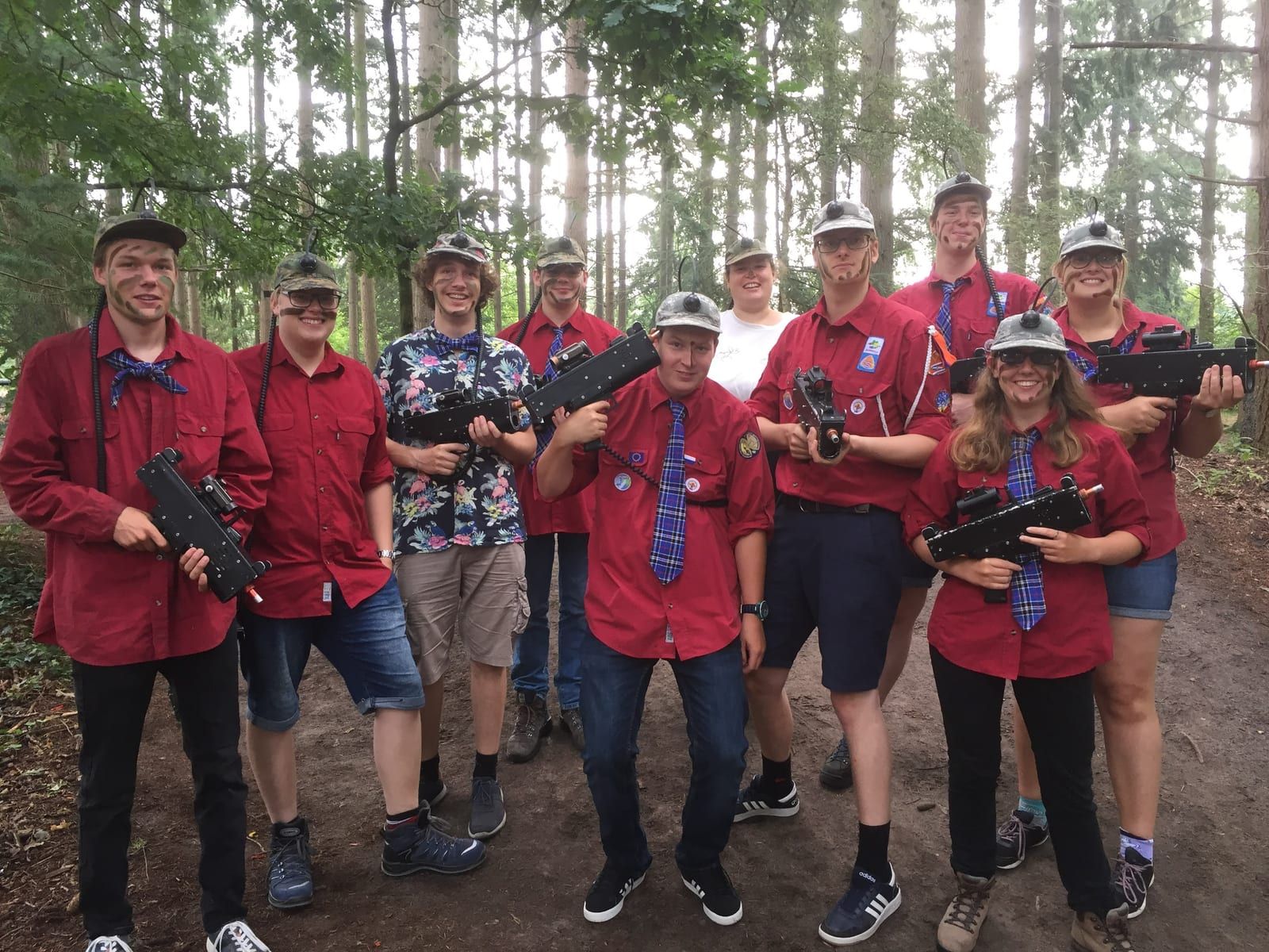 Stamleden met lasergame-uitrusting op een pad in het bos