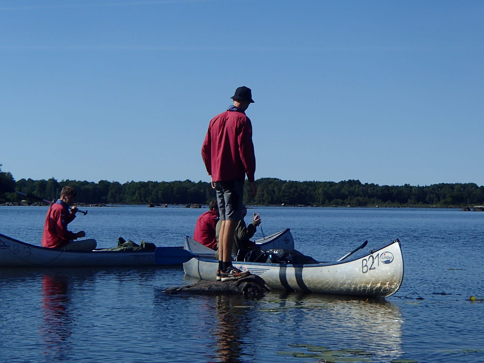 Explorer staand op een kano op het water